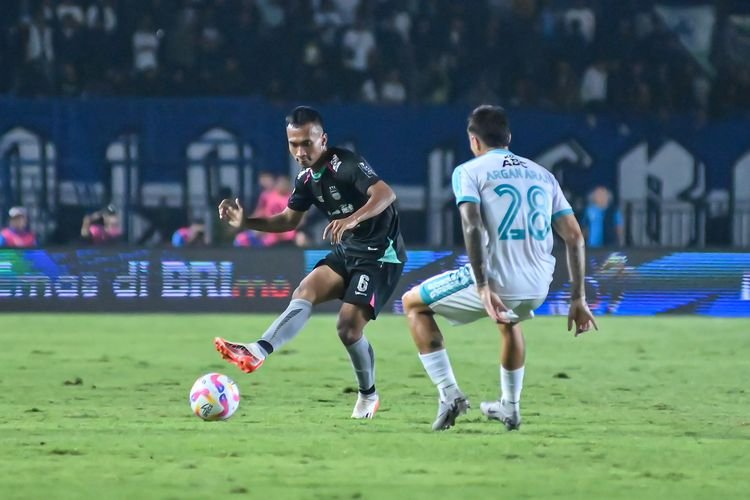 Robi Darwis Jadi Sasaran Kritik, Pelatih Persib Pasang Badan