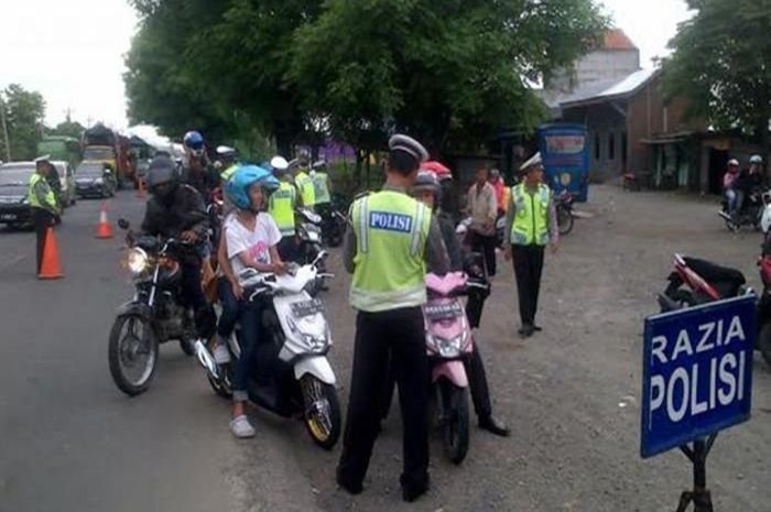 Pemotor Ketemu Razia Minta Polisi Tunjukkan Surat Tugas Sebelum Cek SIM dan STNK, Emang Boleh?