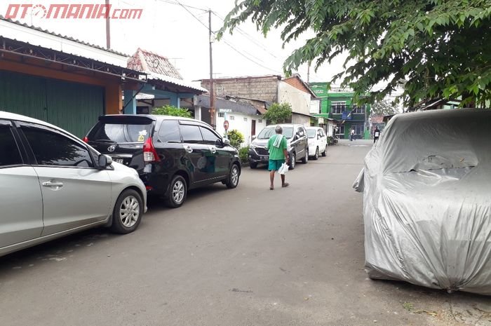 PENTING, Tips Aman Parkir Mobil Dipinggir Jalan, Harap Perhatikan